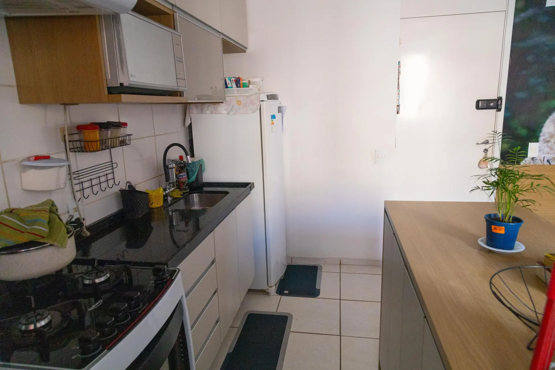 One-bedroom apartment in a building with a pool — photo 10