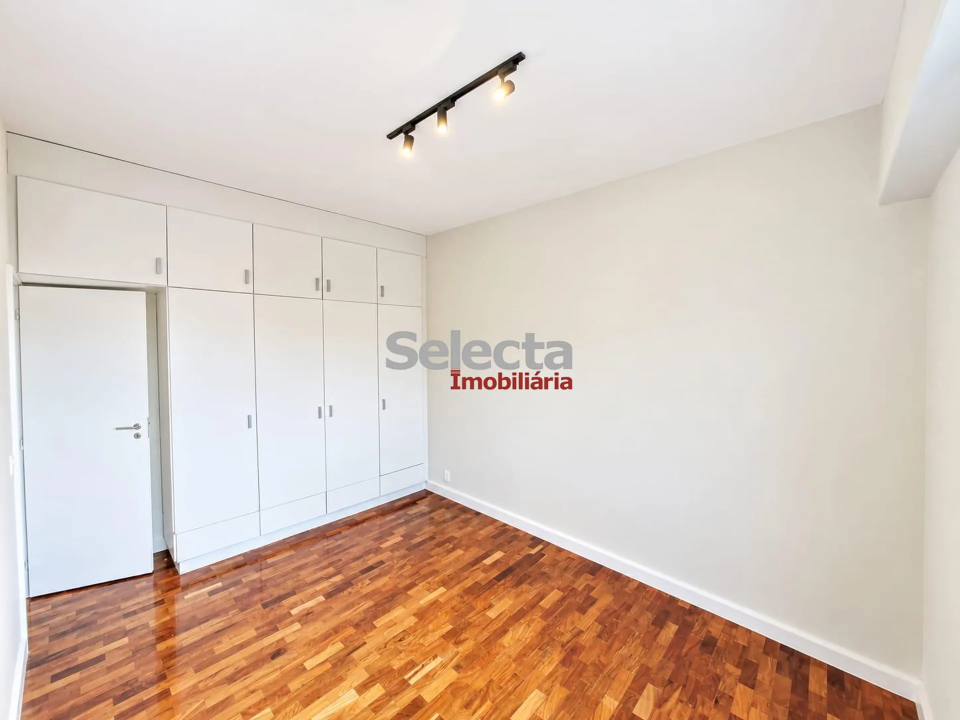 Apartment, 160 m², with wood or laminate floors — photo 4