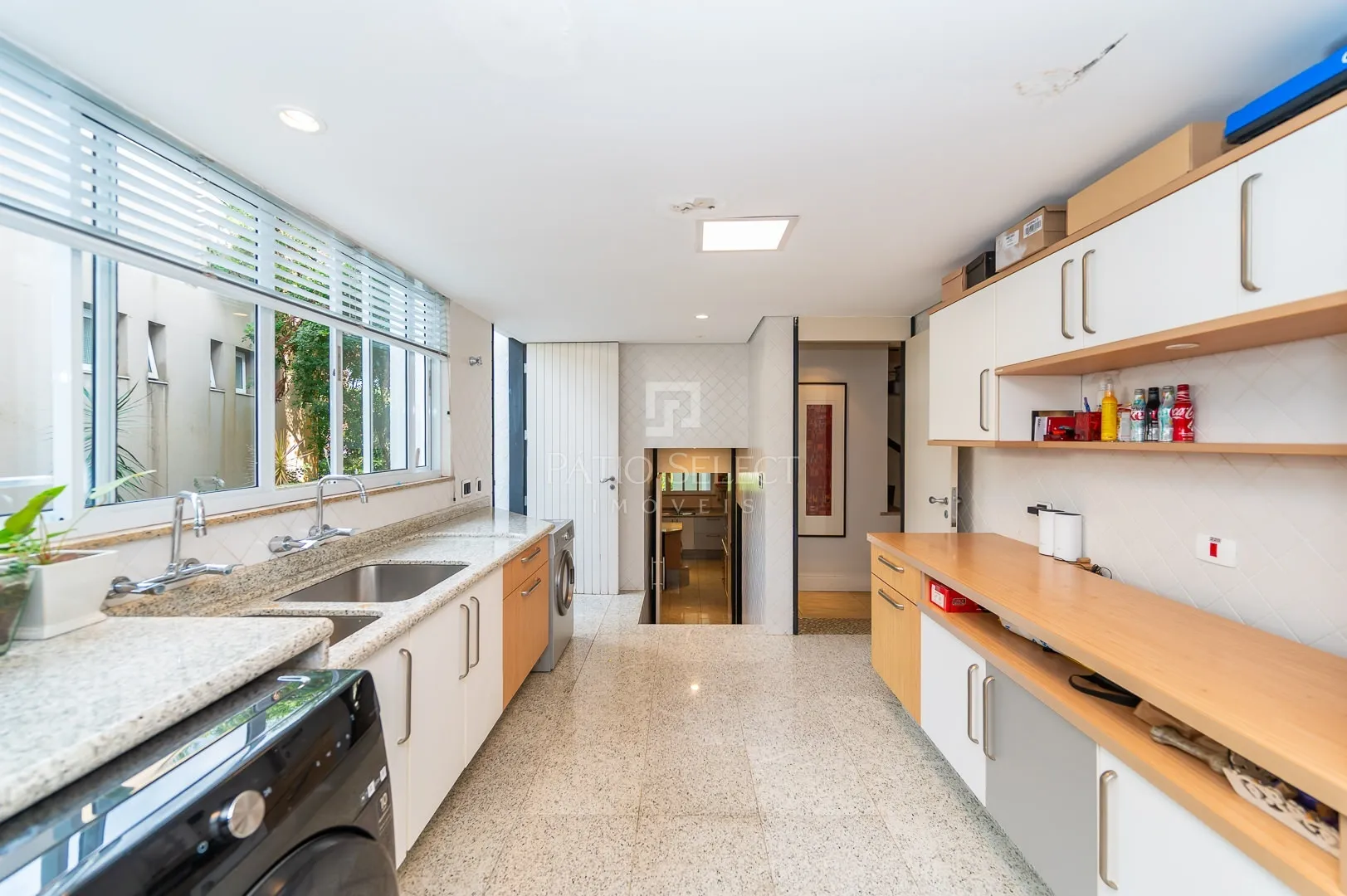 Floor-to-ceiling windows in a 6-bedroom house, 763 m² — photo 40
