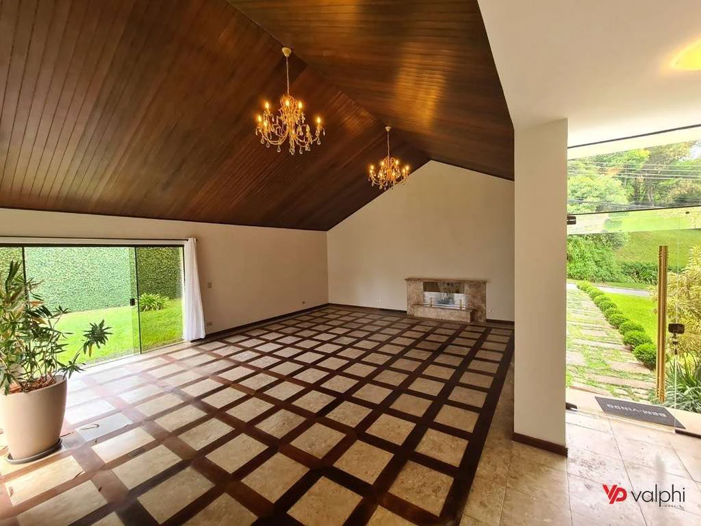 Unfurnished house with private garden and barbecue