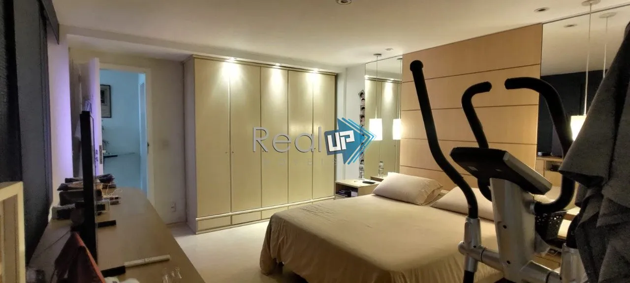 Unfurnished apartment with 3 bedrooms and a glazed balcony — photo 27