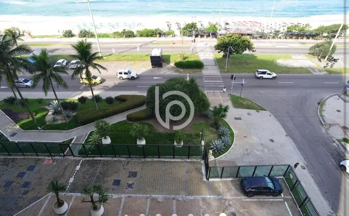 Furnished 1-bedroom apartment with glass-enclosed balcony — photo 26