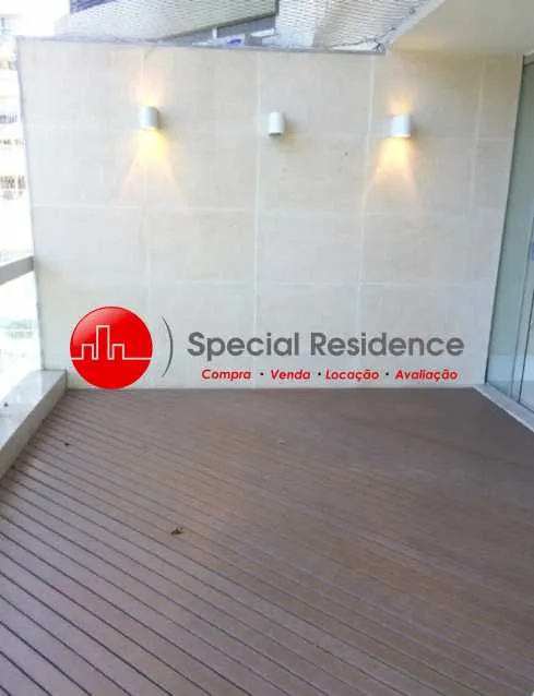 Glass-enclosed balcony in a 4-bedroom apartment, 300 m² — photo 3