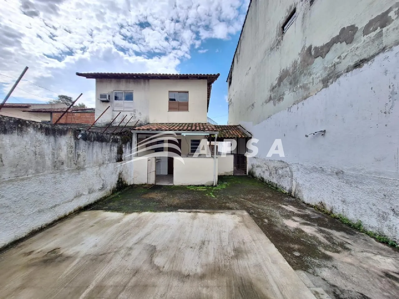 Casa com 2 quartos e cozinha fechada com fogão a gás — photo 15
