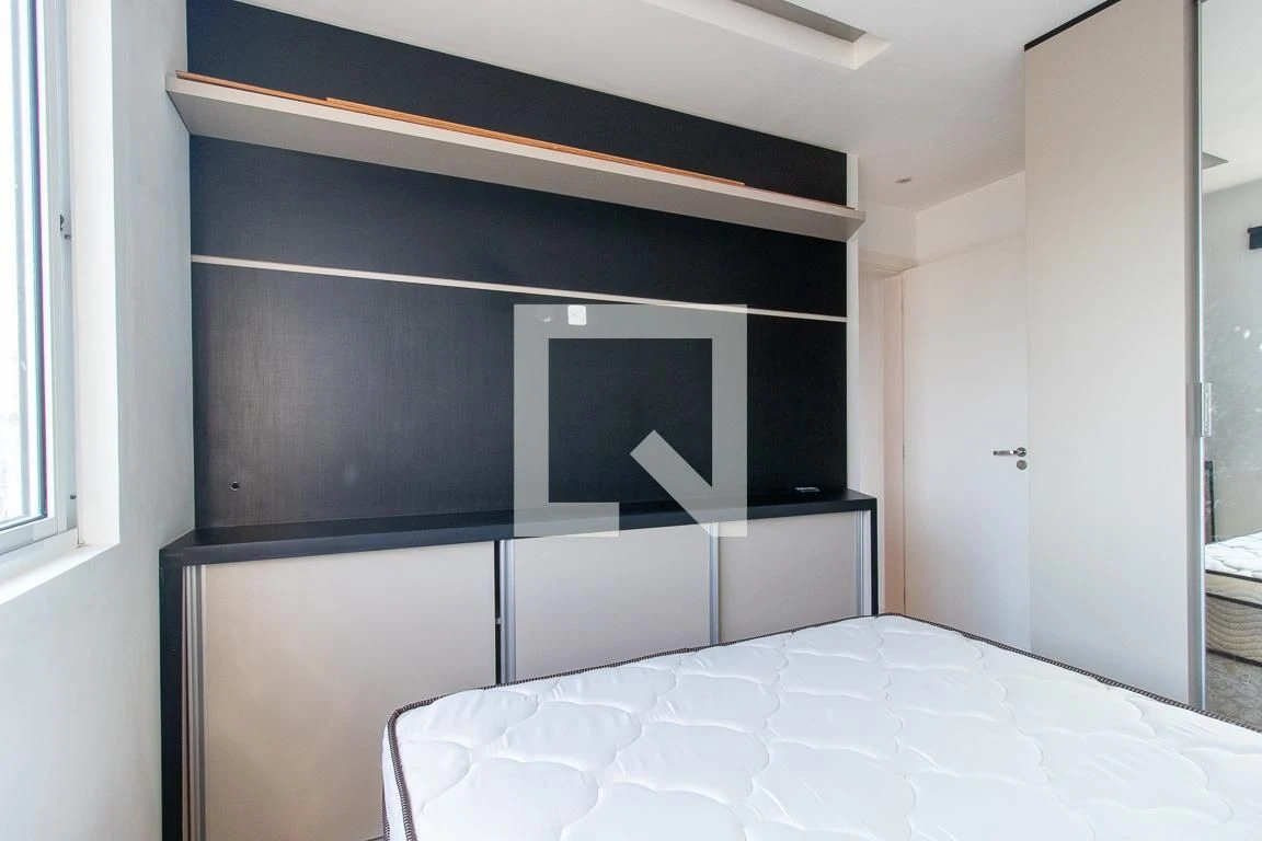Balcony with a grill in a 2-bedroom apartment, 48 m² — photo 2