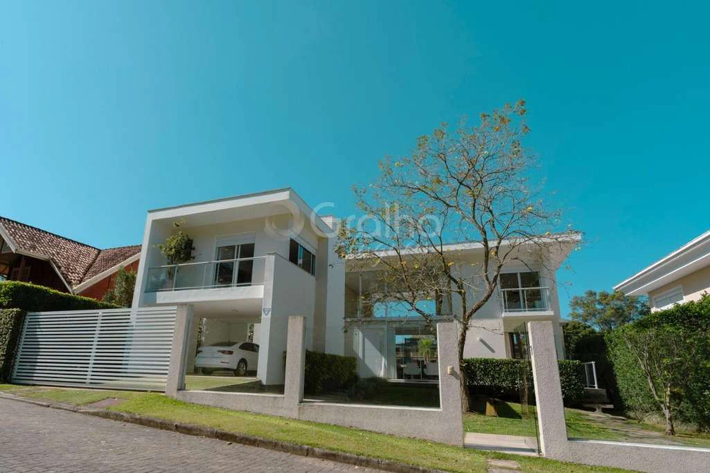 House with 6 bedrooms and a balcony with built-in grill