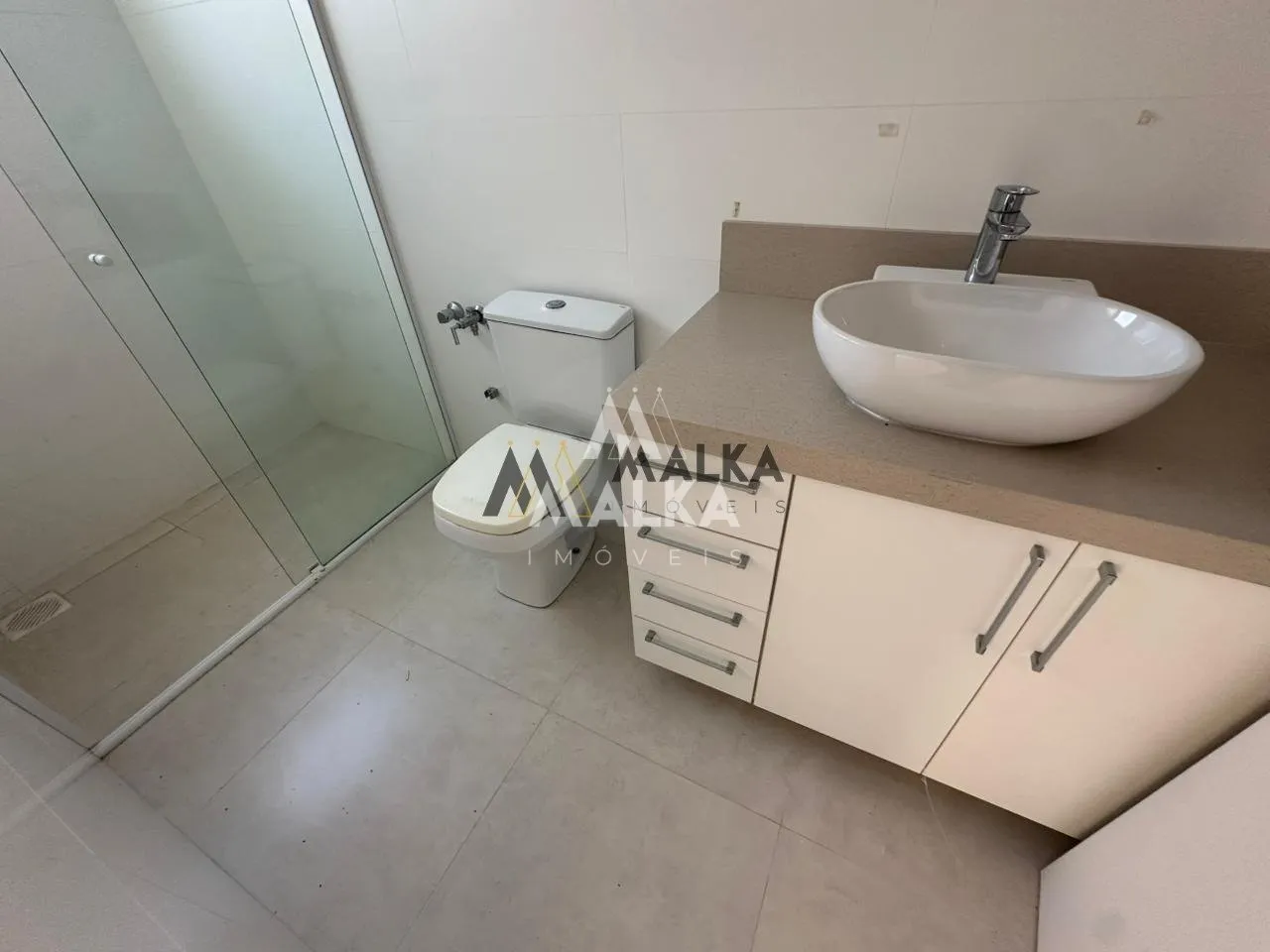 461 m² house with 3 en-suite bedrooms and private garden — photo 33