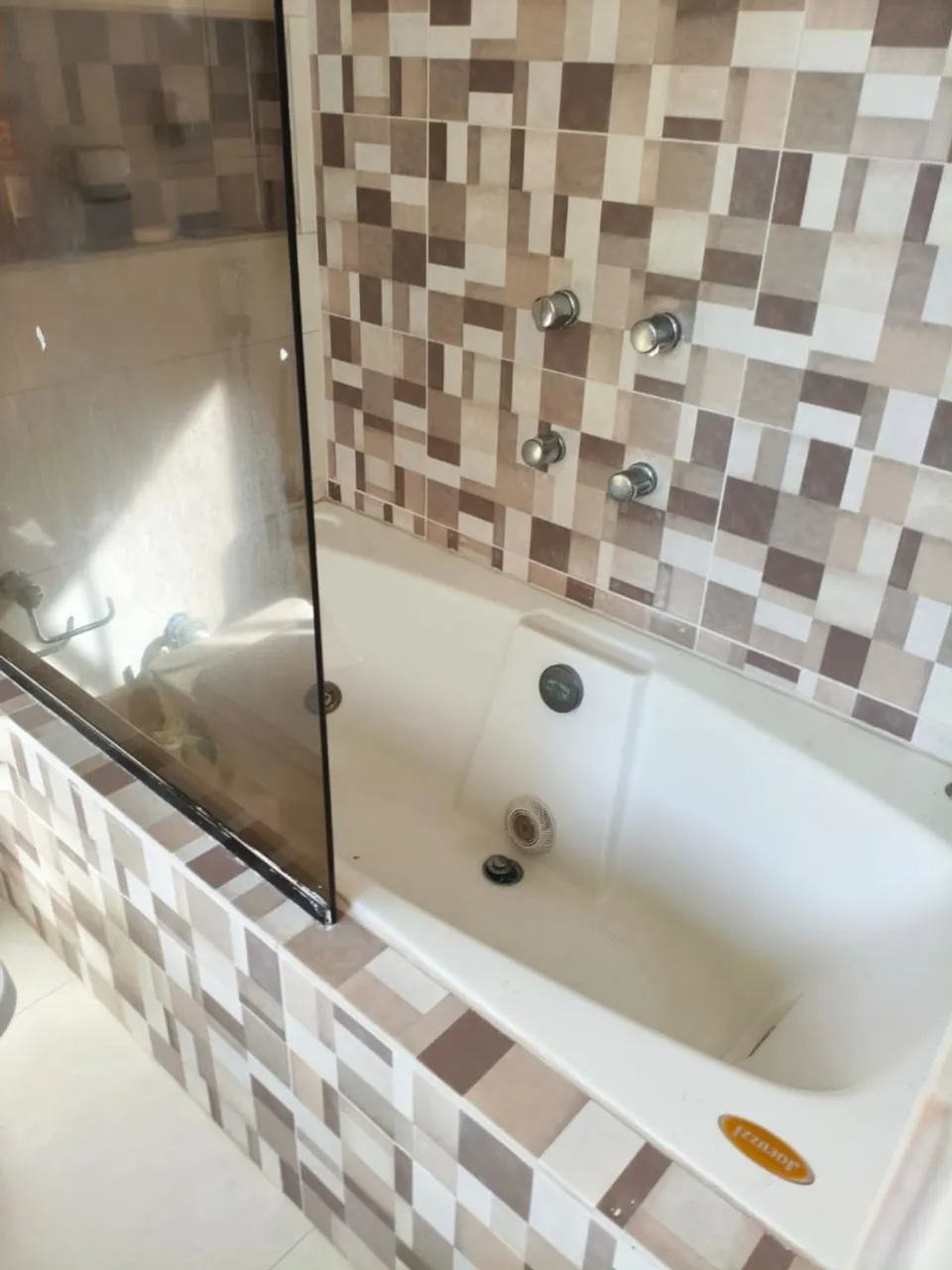 3-bedroom house with a bathtub — photo 4