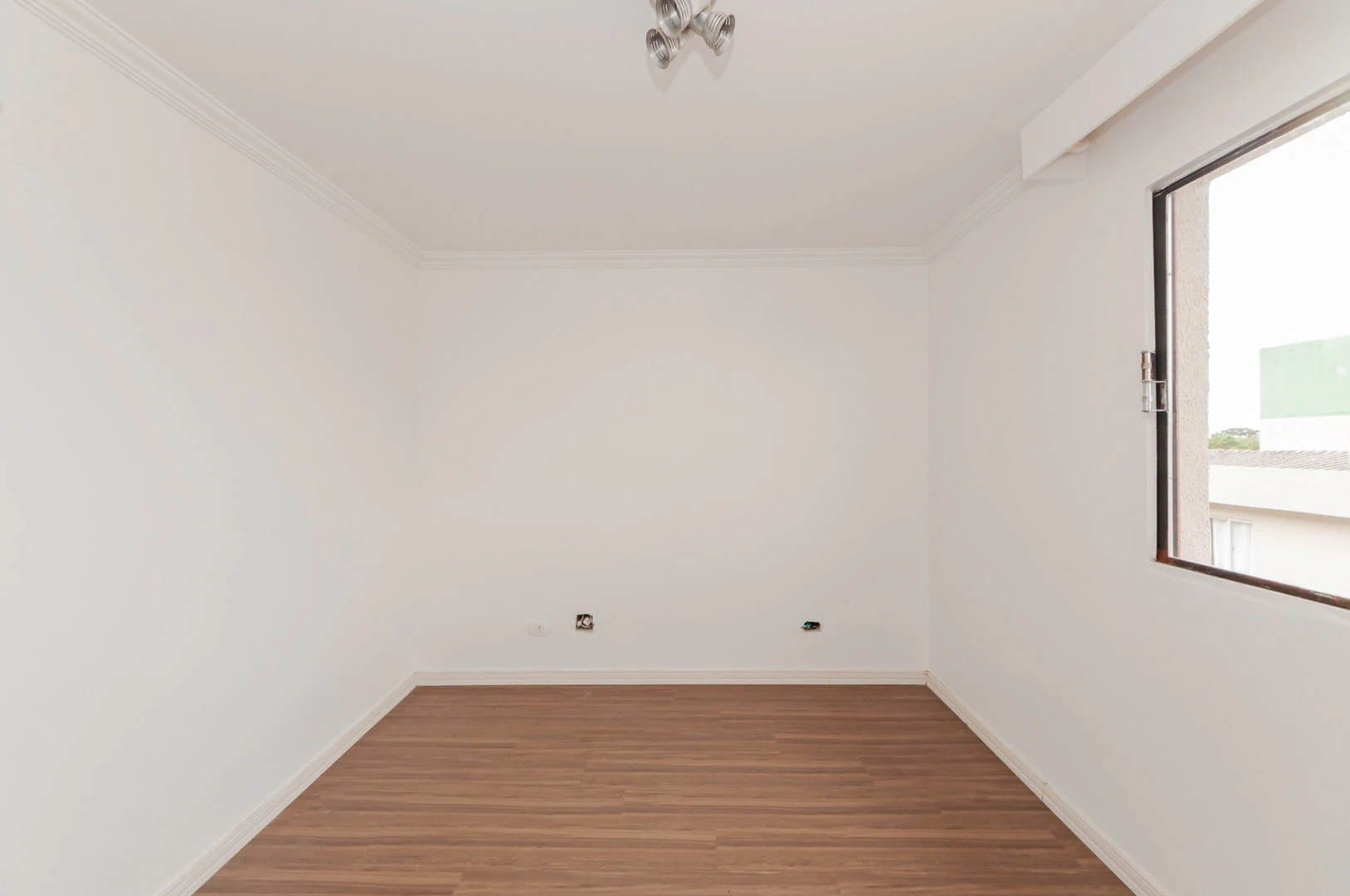 3-bedroom apartment with wood or laminate floors in Curitiba — photo 23