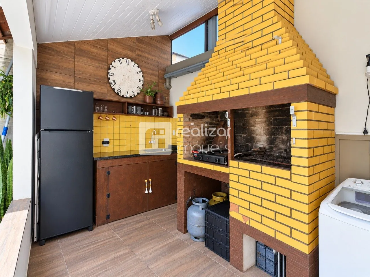 Balcony with a grill in a 5-bedroom house, 204 m² — photo 7