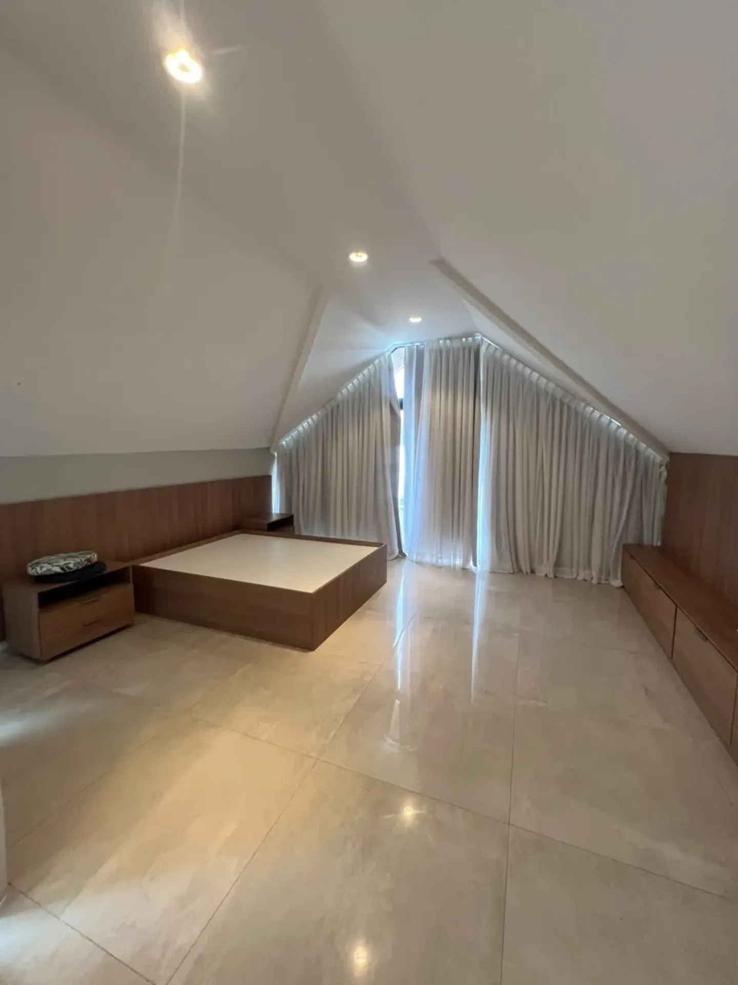 House, 240 m², with a glass-enclosed balcony — photo 17
