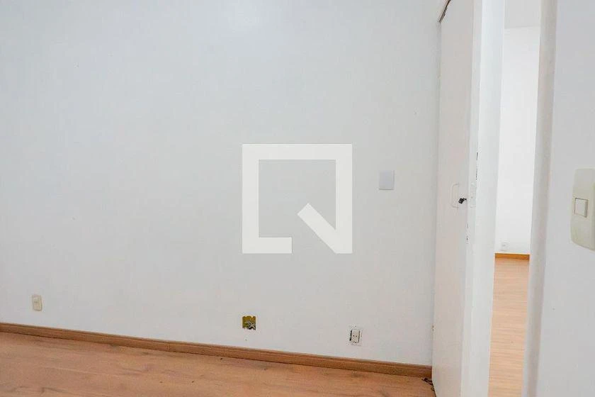 One-bedroom apartment with wood or laminate floors — photo 22