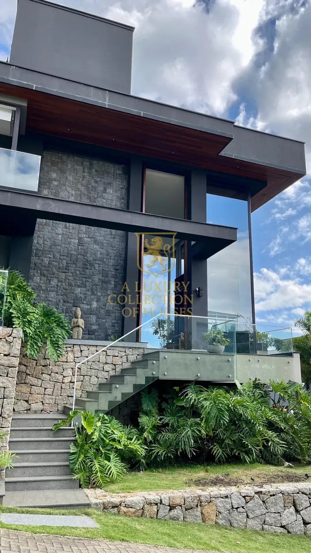 House with open-plan kitchen and 4 en-suites with 4 parking