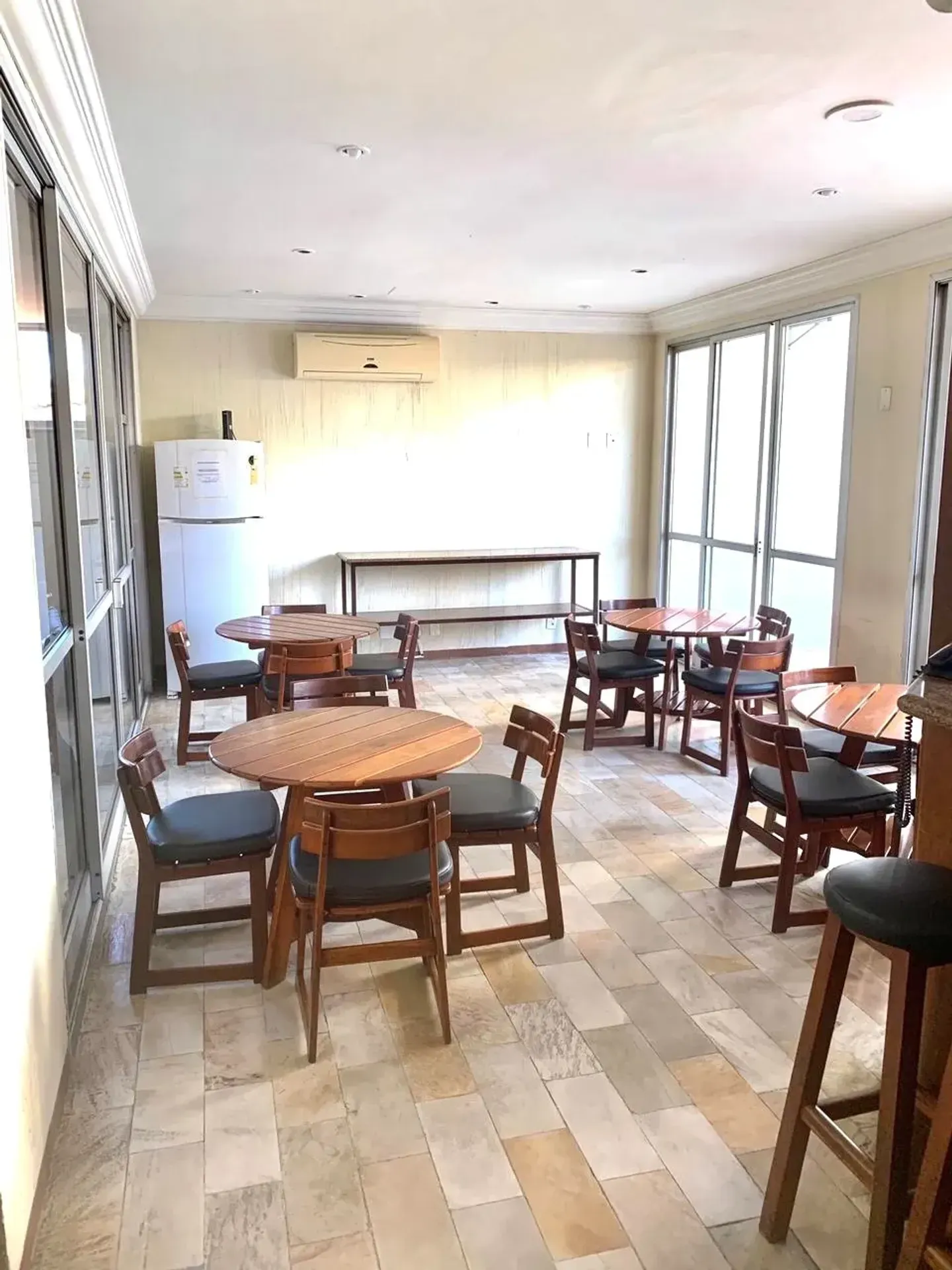 Furnished 2-bedroom apartment with open-plan kitchen — photo 24