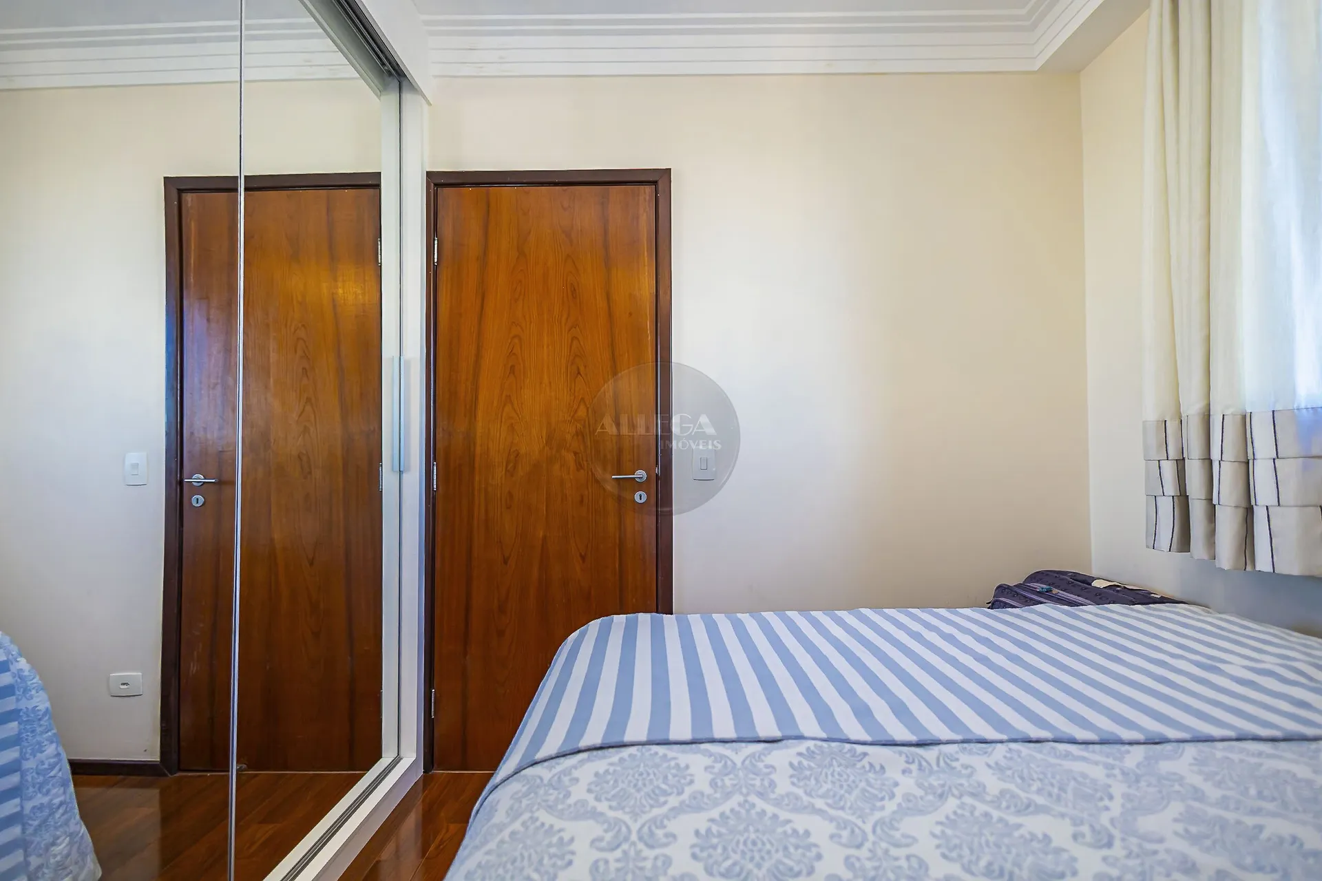 Apartamento com 4 quartos e piso de madeira na sala — photo 40