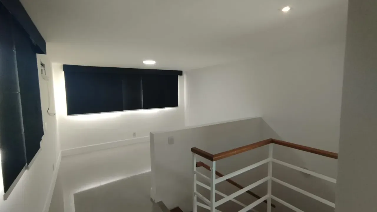 Balcony with a grill in a 5-bedroom house, 220 m² — photo 27