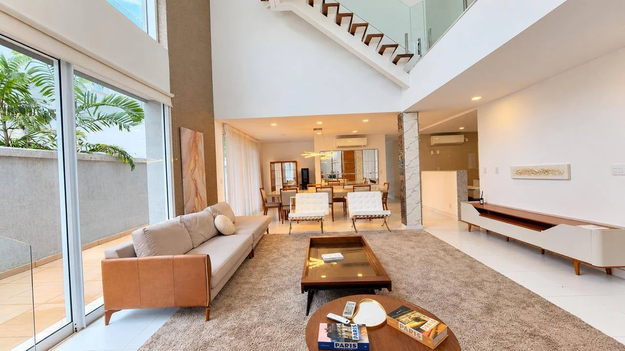 4-bedroom house with floor-to-ceiling windows