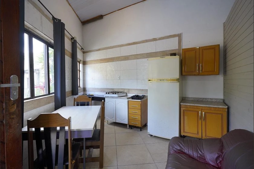 Studio mobiliado com 1 quarto e fogão a gás