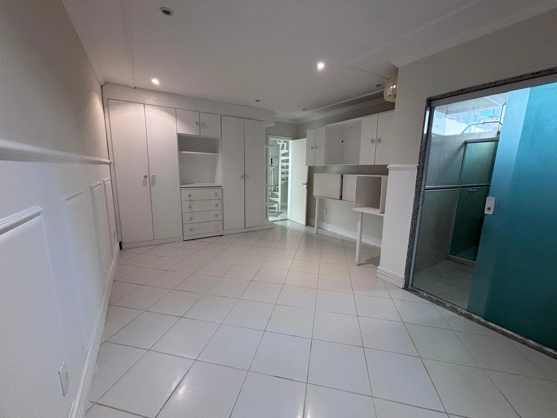 Condo house with 6 bedrooms and a balcony grill — photo 35