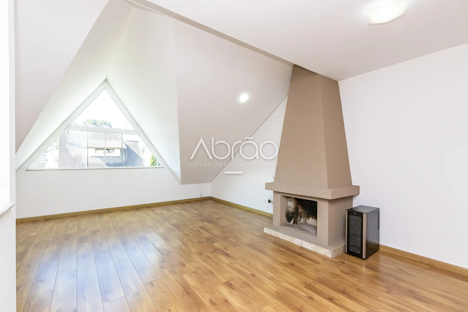 4-bedroom house with a fireplace — photo 22