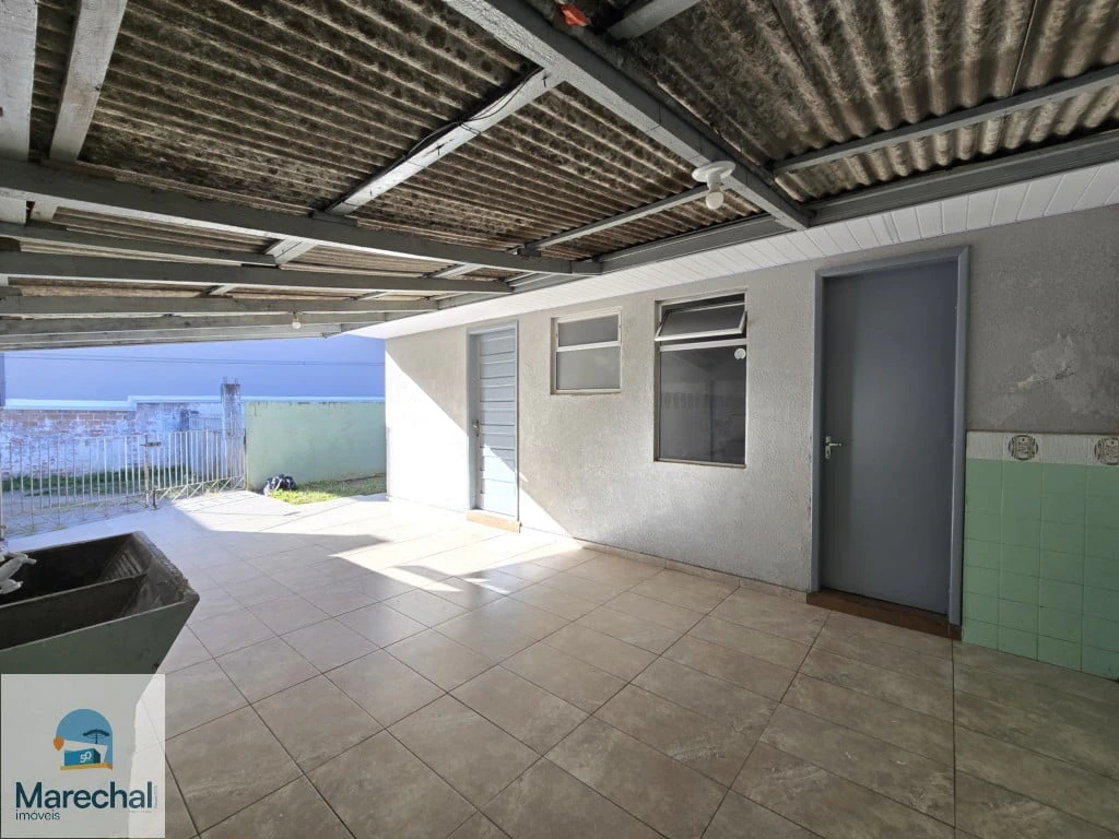 Balcony with a grill in a 2-bedroom house, 110 m² — photo 9