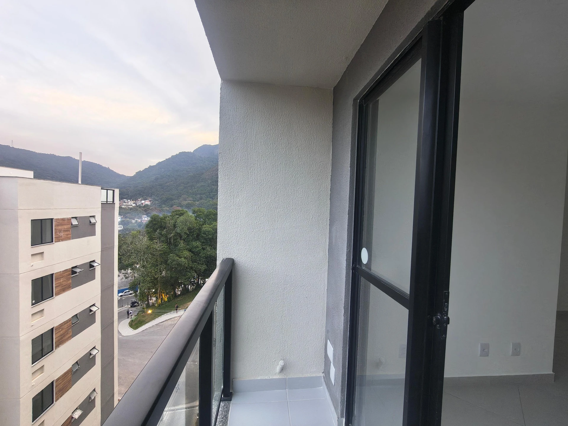 2-bedroom apartment with balcony and glass-enclosed shower — photo 4