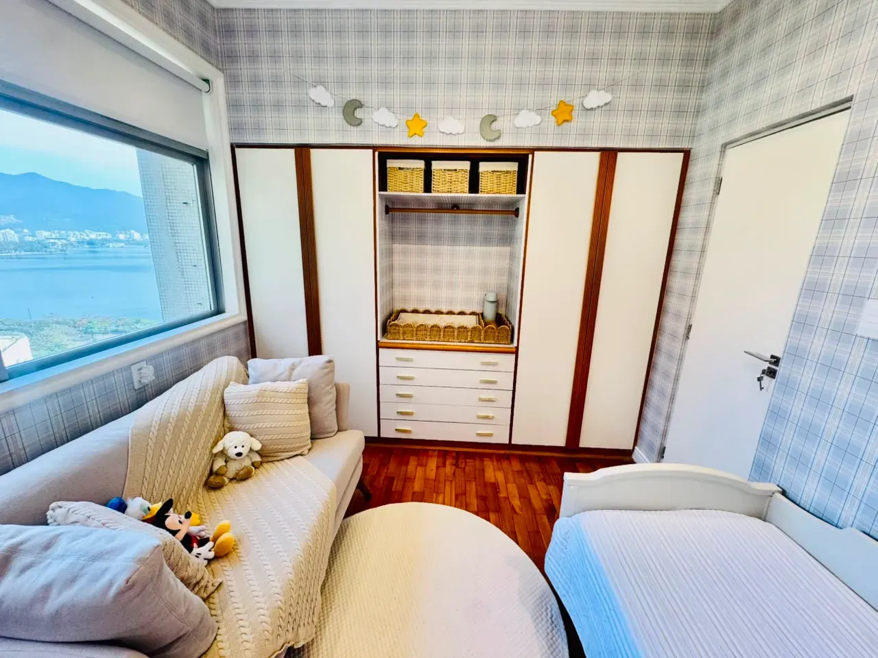 Furnished 3-bedroom apartment with 3 bathrooms — photo 30