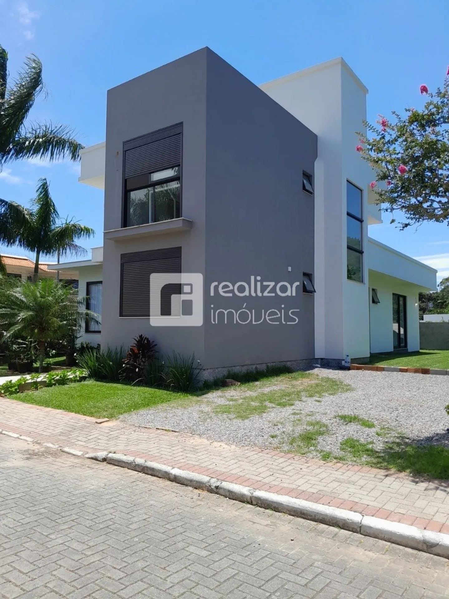 Casa mobiliada de 220 m² com 4 suítes e jardim privativo