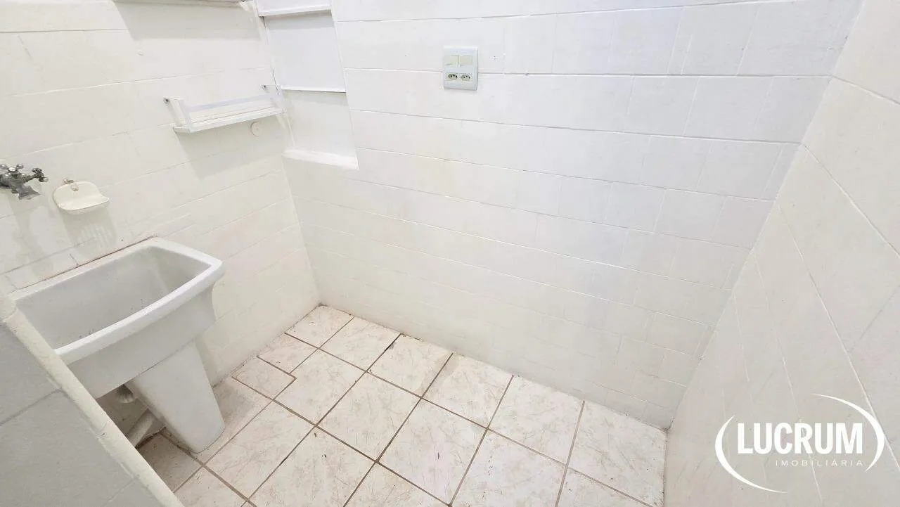 1-bedroom apartment with a glass shower enclosure — photo 6
