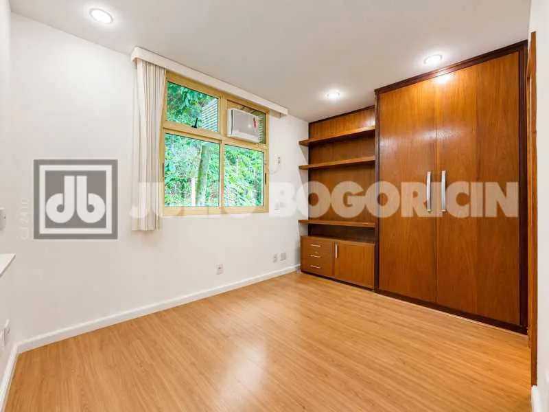 3-bedroom apartment with a park view in Rio de Janeiro — photo 34