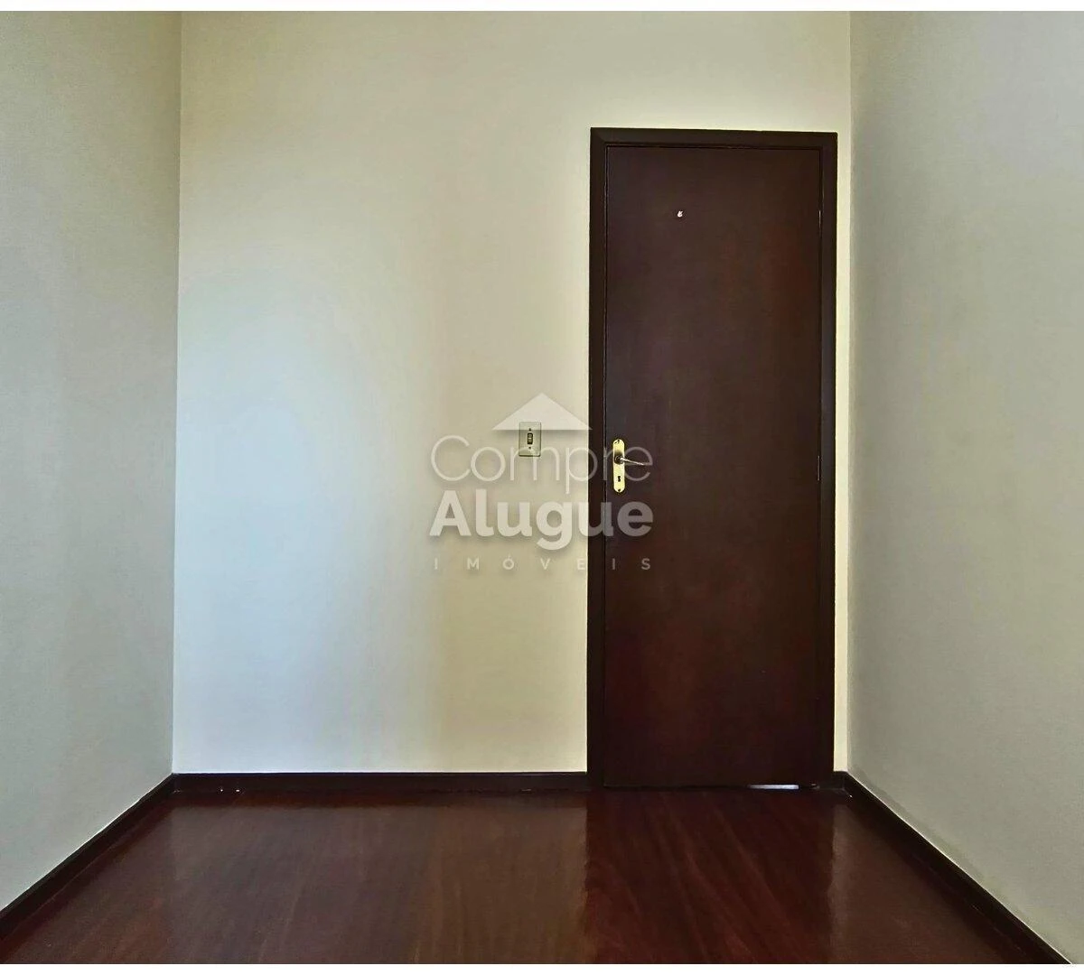 59 m² apartment with a walk-in closet and a home office — photo 17