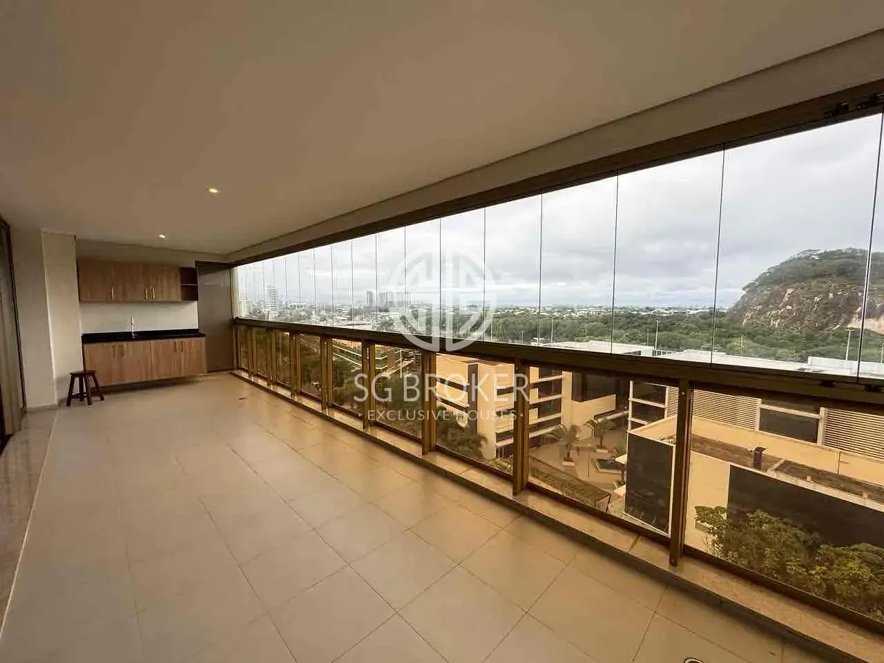 Apartment with views of the city and mountains — photo 5