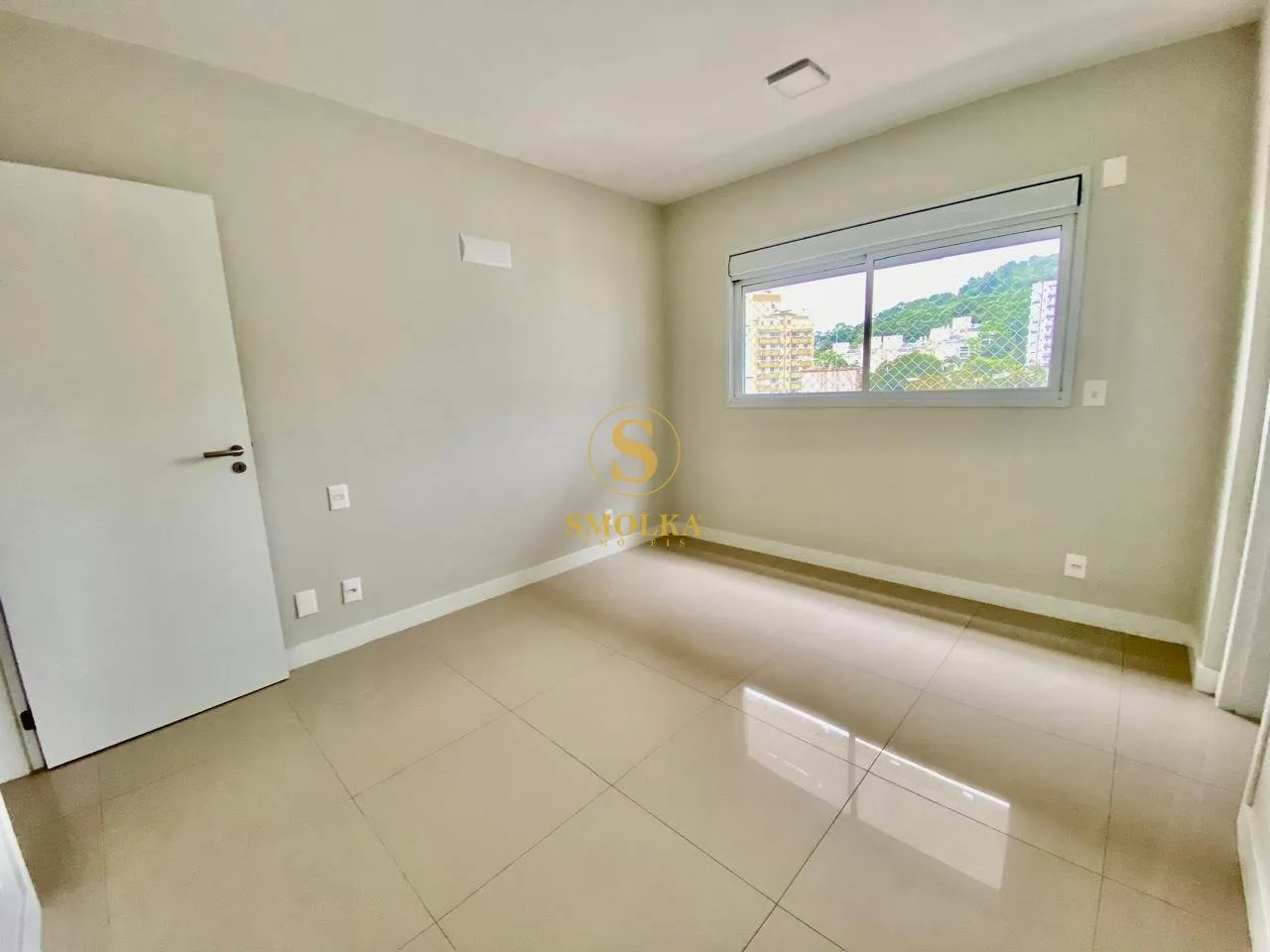 Balcony with a grill in a 2-bedroom apartment, 75 m² — photo 27