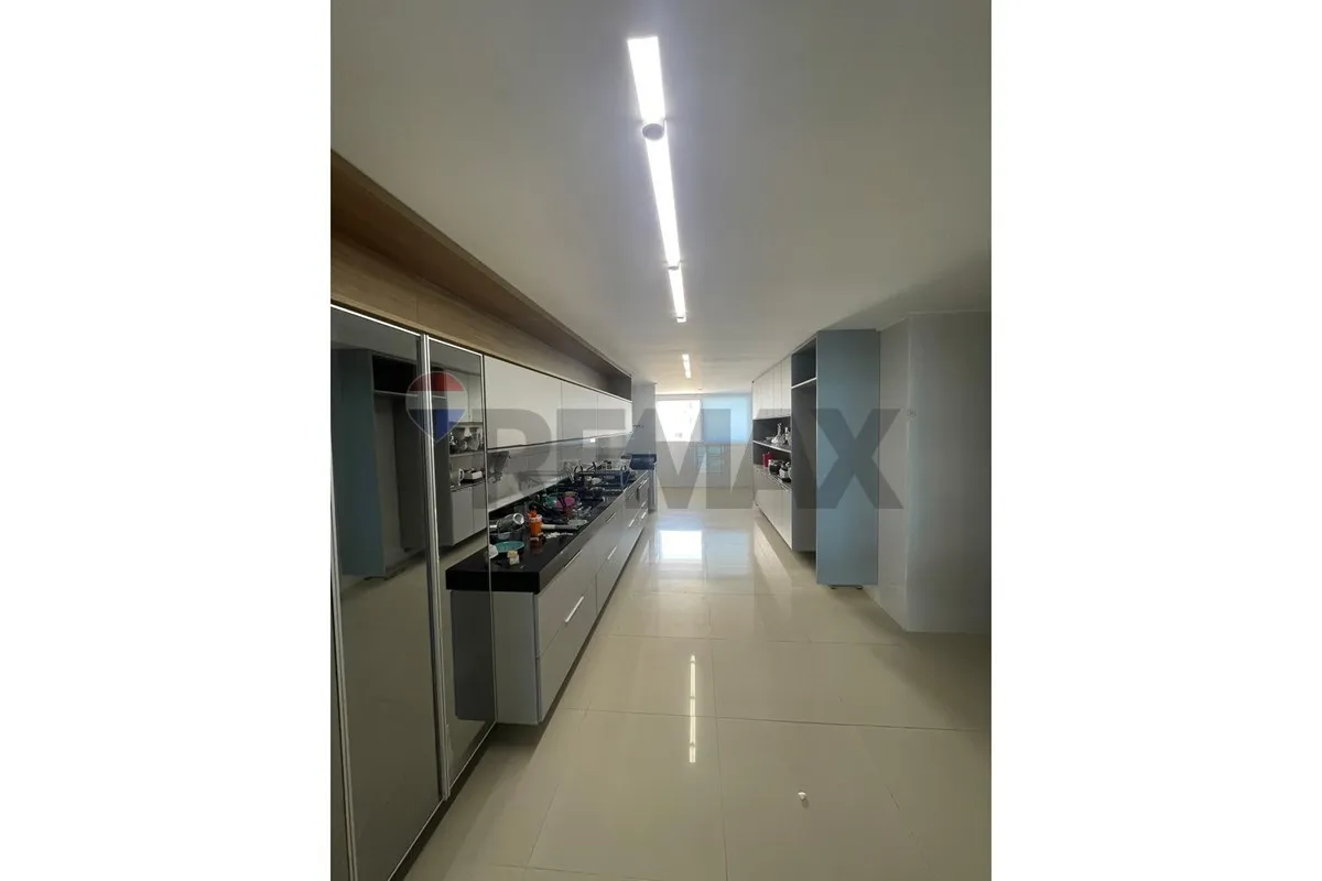 Застеклённый балкон и 4 спальни: квартира 245 м² — photo 2