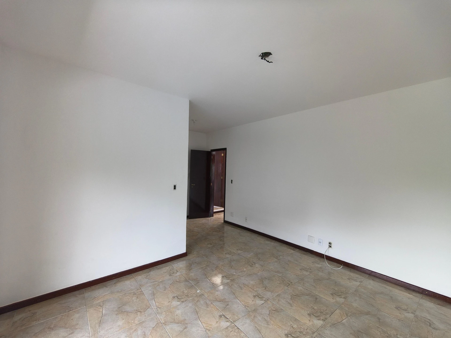 House with 3 bedrooms and an enclosed balcony — photo 39