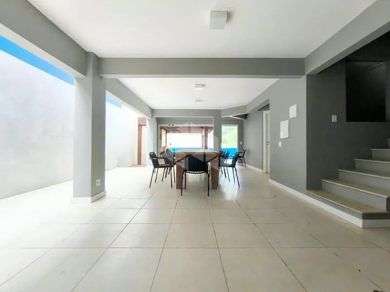 4-bedroom house with floor-to-ceiling windows — photo 43