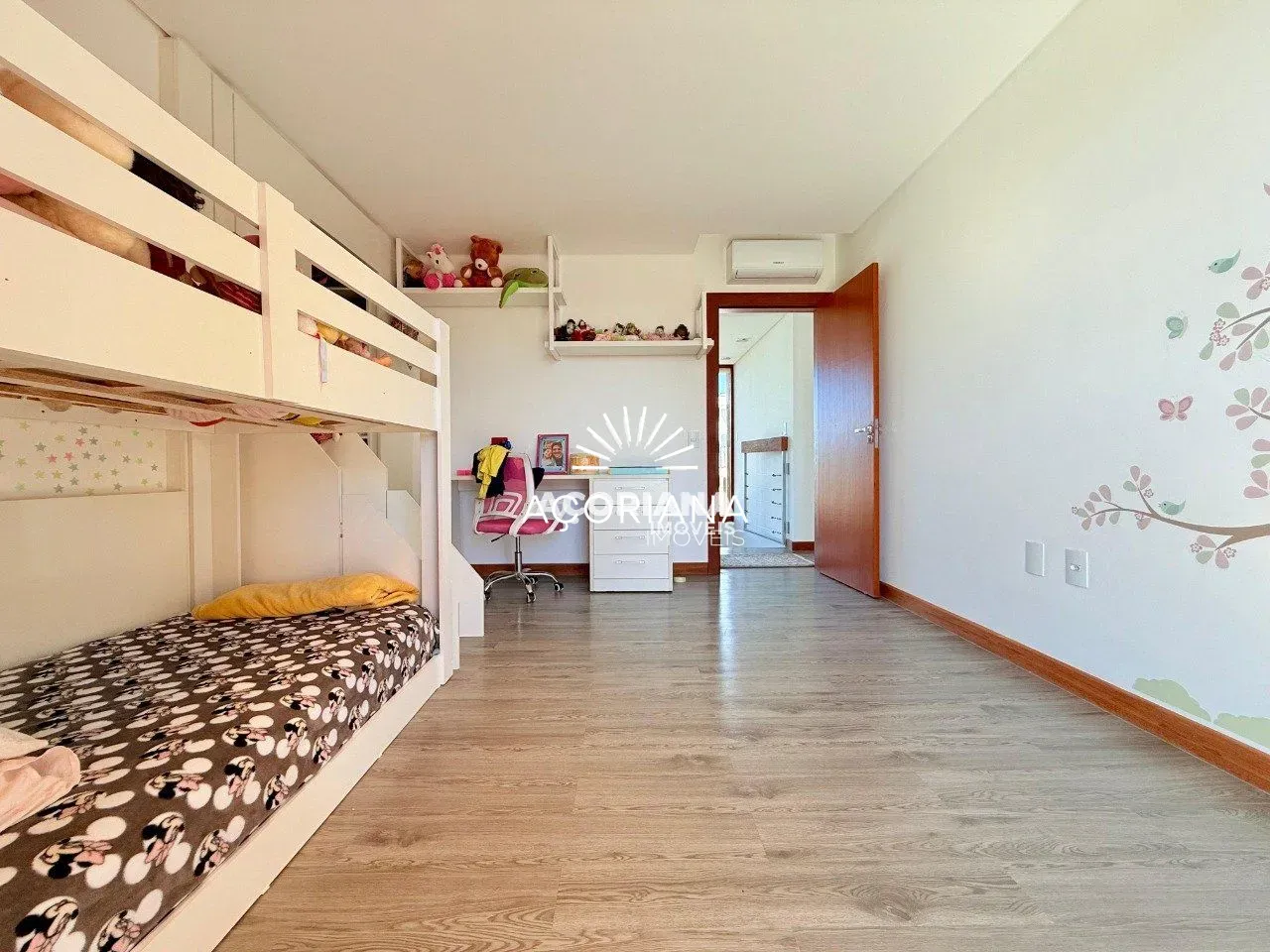 House with open-plan kitchen and 5 bedrooms over 558 m² — photo 76