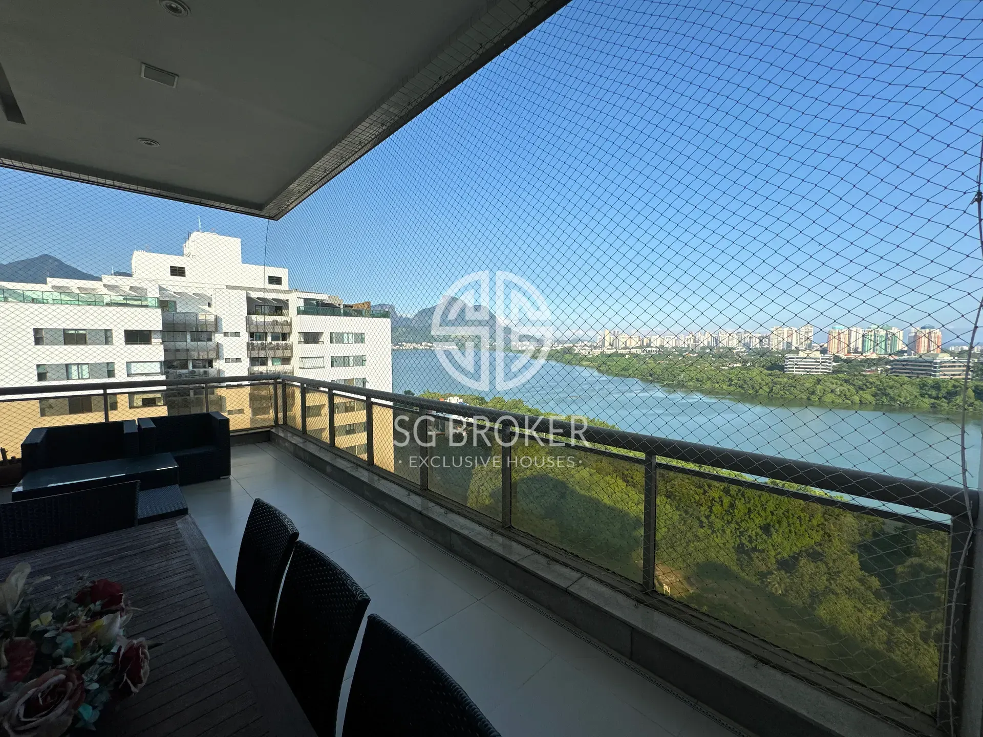 Furnished apartment with open-plan kitchen and 4 bedrooms — photo 3
