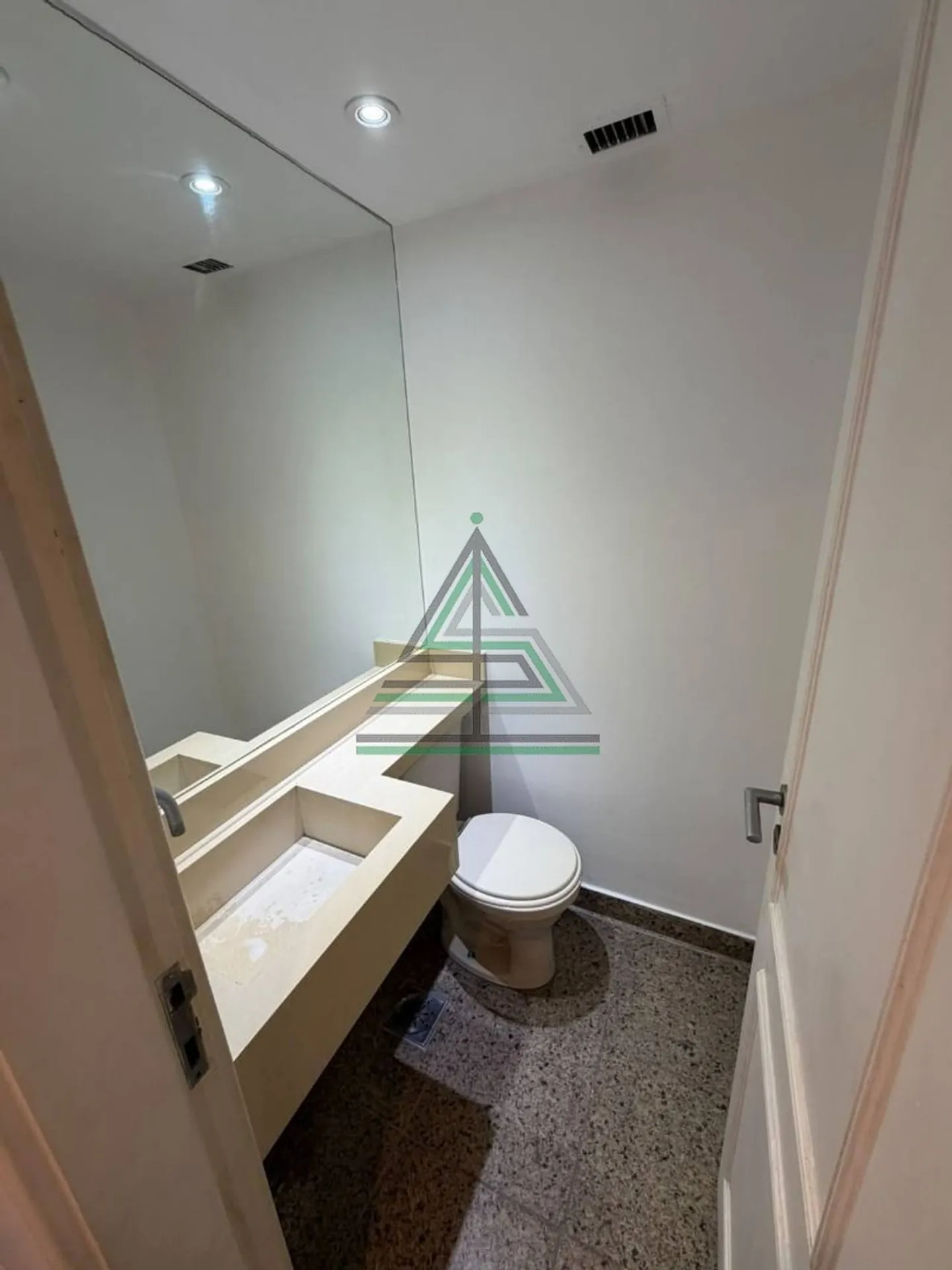 Apartment on the 21st floor with a home office — photo 26