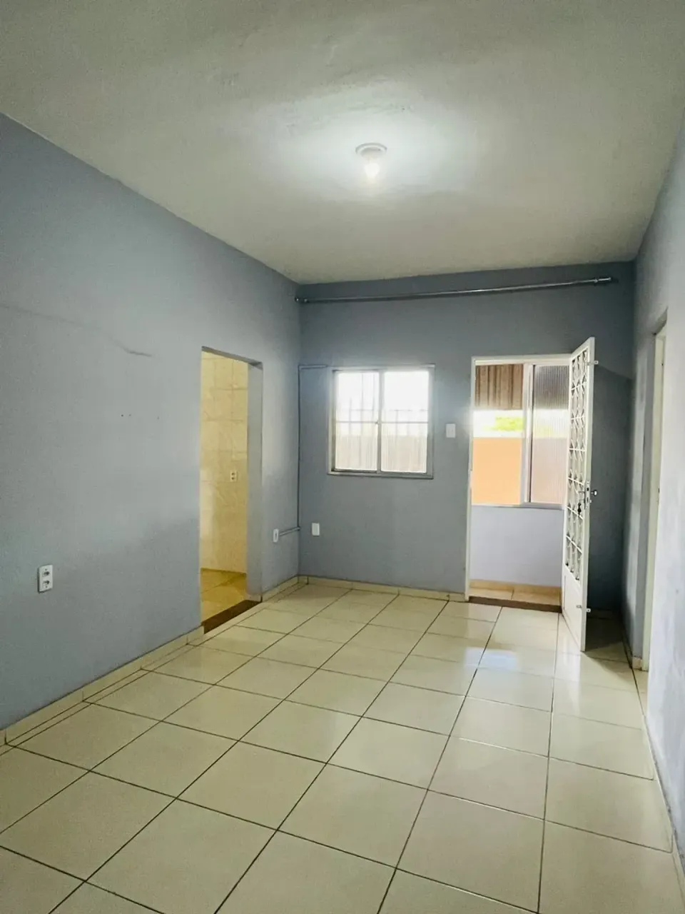 Unfurnished house with 2 bedrooms and 1 bathroom