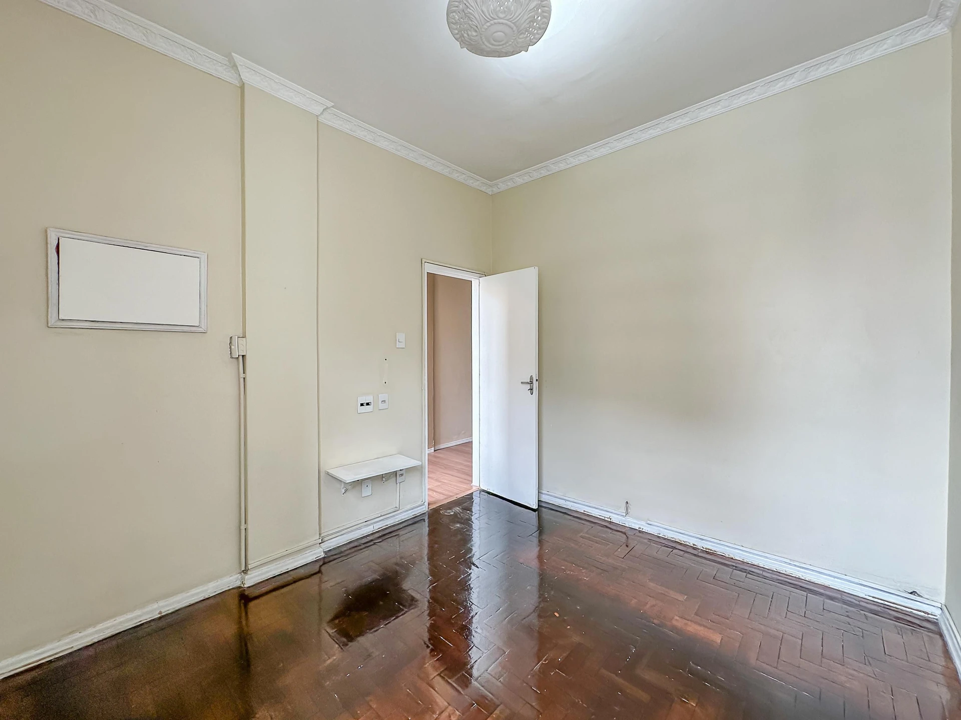 Wood or laminate floors in a one-bedroom apartment, 62 m² — photo 19