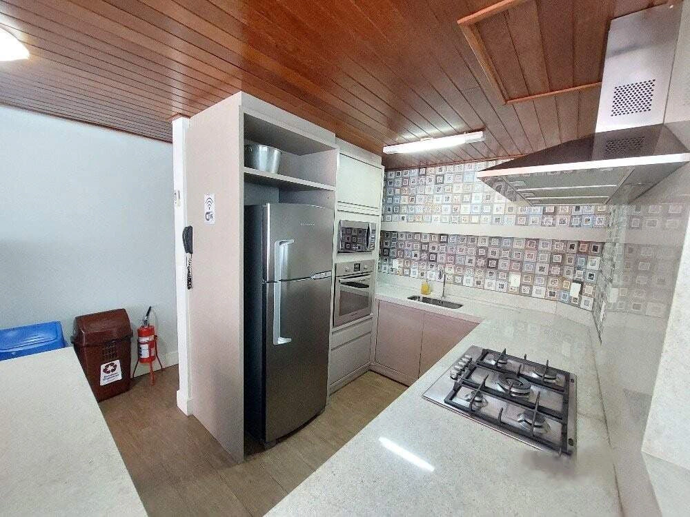 3-bedroom apartment in a building with a gym — photo 27