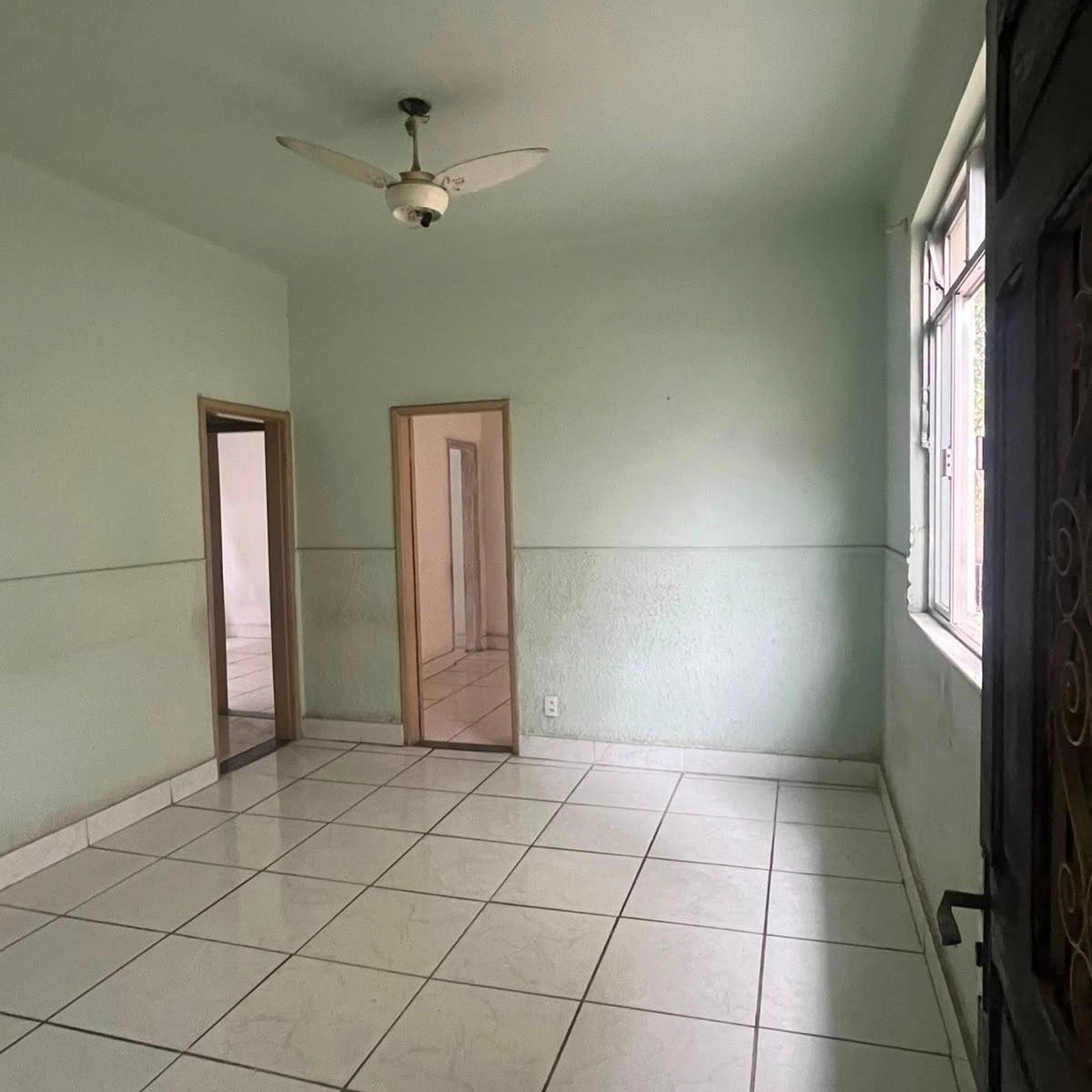 Apartment with no parking, 2 bedrooms and separate kitchen