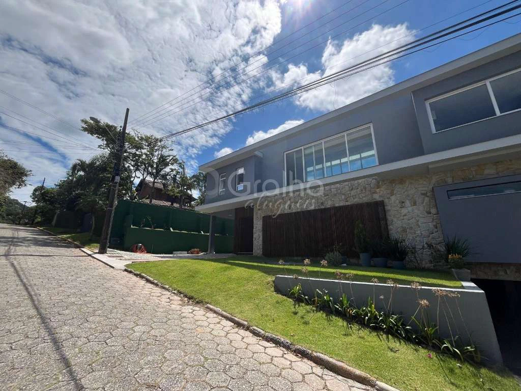 681 m² house with open-plan kitchen and 4 suites — photo 4
