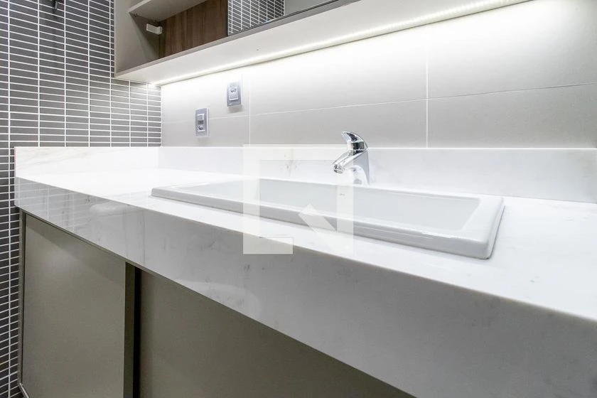 Studio de 1 quarto com box de vidro no banheiro — photo 3