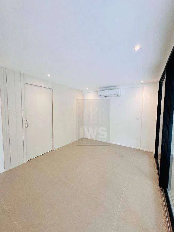 Modern house with 5 en-suite bedrooms and air conditioning — photo 7