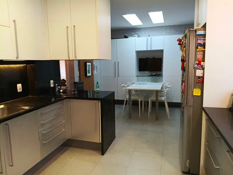Apartment with 4 bedrooms and a enclosed glass balcony — photo 41