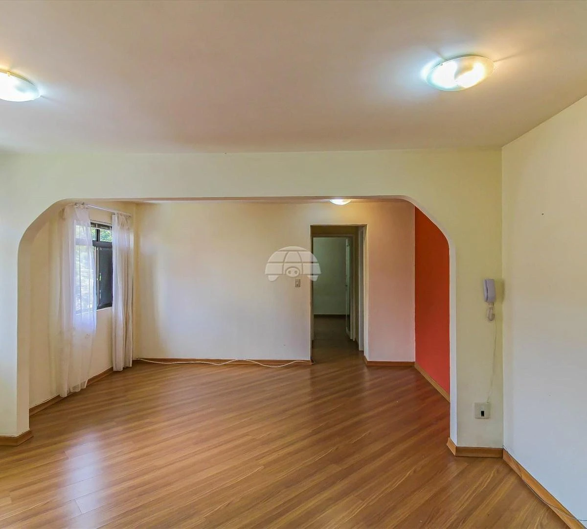 2-bedroom apartment with wood or laminate floors in Curitiba — photo 6
