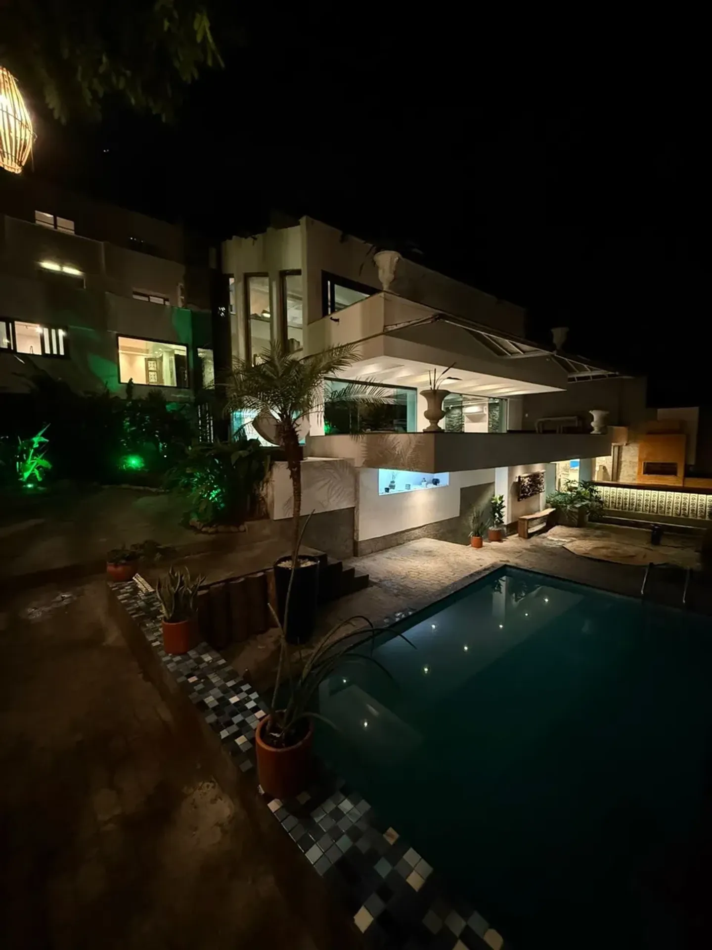 Floor-to-ceiling windows in a 6-bedroom house, 840 m²
