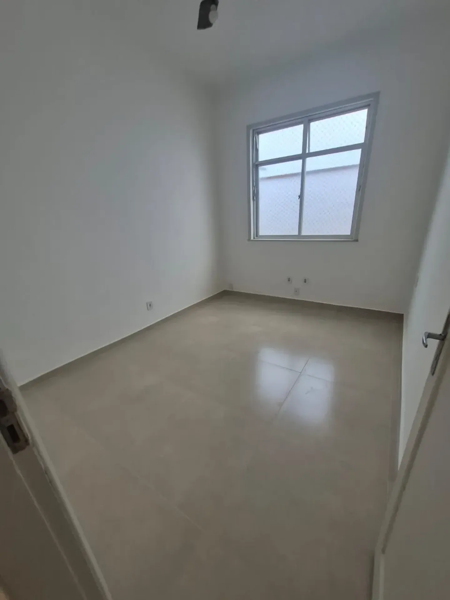 Apartamento sem mobília com cozinha planejada e tanque — photo 40